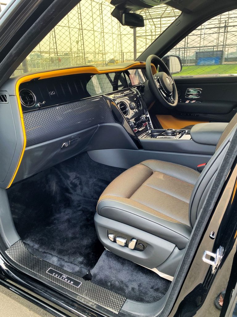 Interior Rolls Royce Cullinan 6.2 series II ( 2+3) Black Indonesia 1