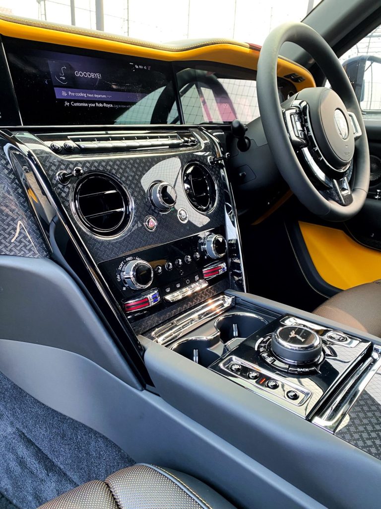 Interior Rolls Royce Cullinan 6.2 series II ( 2+3) Black Indonesia 2