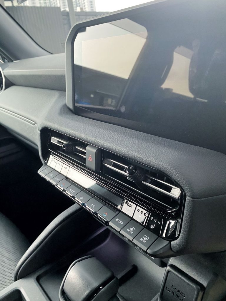 Interior Toyota land cruiser Prado 2.8 ZX 2026 Indonesia Black 4a