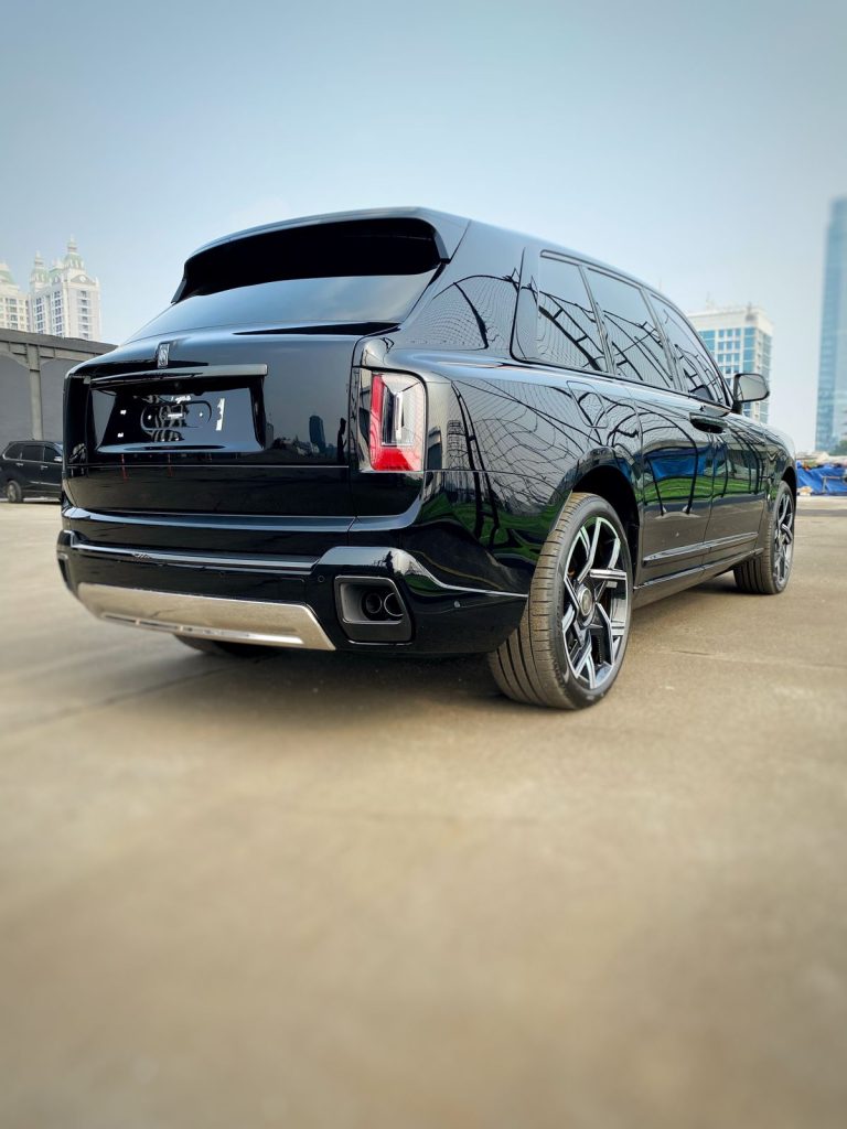 Rolls Royce Cullinan 6.2 series II ( 2+3) Black Indonesia 5a