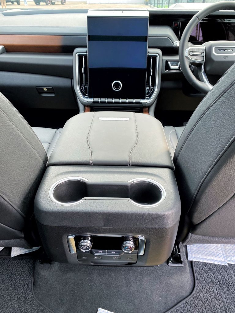 Interior GMC Denali 2026 Indonesia Black 7