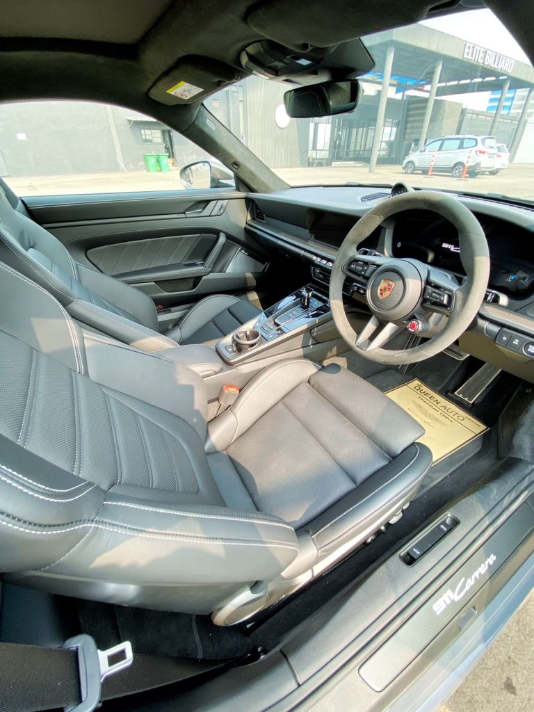Interior Porsche 911 Carrera Black - Importir Umum Jakarta 1