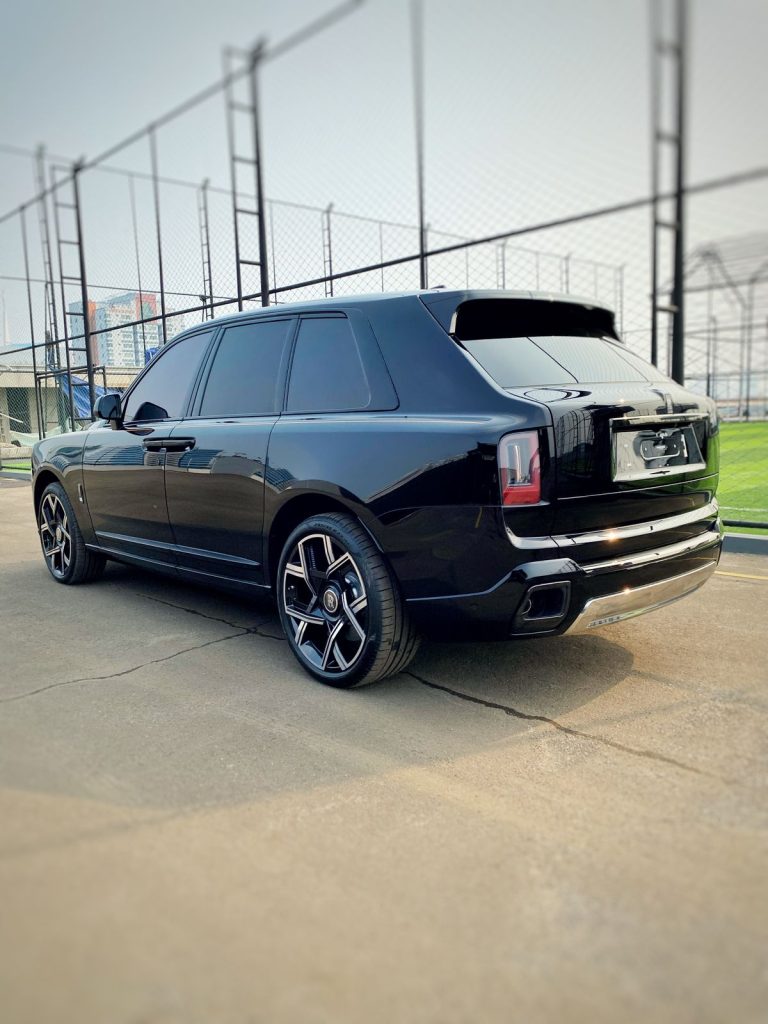 Rolls Royce Cullinan 6.2 series II (2+2) Indonesia Black 4
